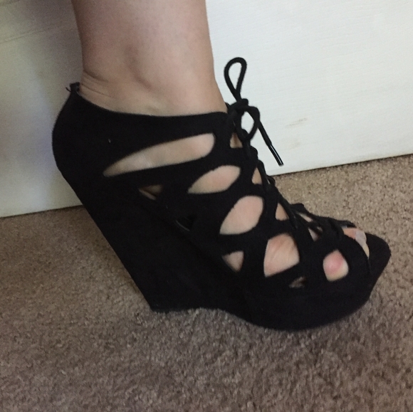 Charlotte Russe Black Wedge Platform High Heels - - Picture 2 of 6